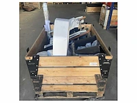 Pallet met verschillende bootonderdelen waaronder klapstoelen accessoires en installatiematerialen - afbeelding 3 van  3