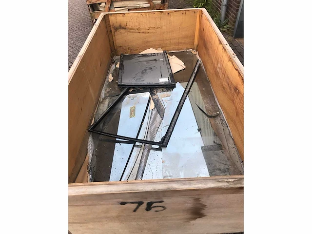 Pallet met verschillende bootramen voor gulf craft boten alle nieuw - afbeelding 1 van  4