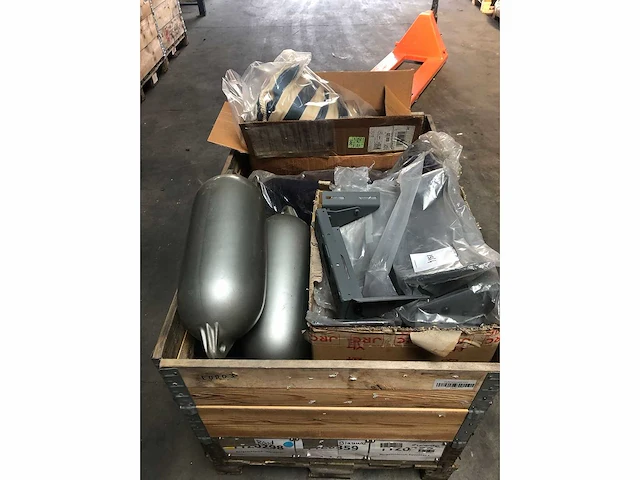 Pallet met verschillende fenders en stoffering | hatteland displays | hatteland onderdelen - afbeelding 1 van  2