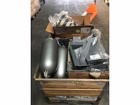 Pallet met verschillende fenders en stoffering | hatteland displays | hatteland onderdelen - afbeelding 1 van  2