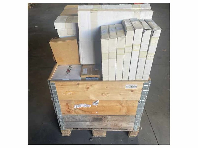 Pallet met verschillende hatteland onderdelen displays beugels en kabels - afbeelding 1 van  2