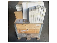Pallet met verschillende hatteland onderdelen displays beugels en kabels - afbeelding 1 van  2