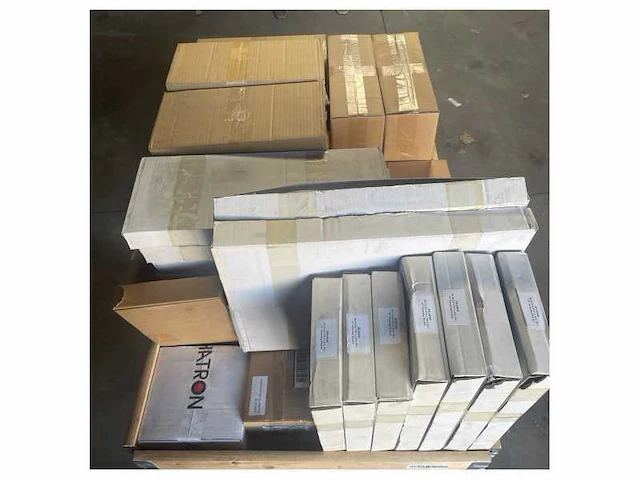 Pallet met verschillende hatteland onderdelen displays beugels en kabels - afbeelding 2 van  2