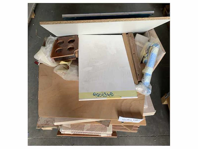 Pallet met verschillende hout accessoires onderdelen teak mahogany eiken - afbeelding 1 van  4