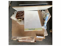 Pallet met verschillende hout accessoires onderdelen teak mahogany eiken - afbeelding 1 van  4
