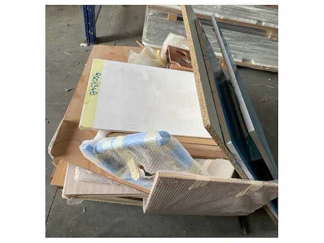 Pallet met verschillende hout accessoires onderdelen teak mahogany eiken - afbeelding 4 van  4