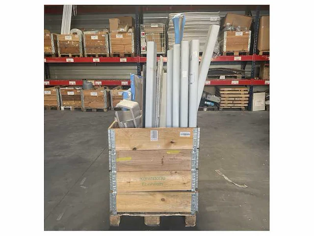 Pallet met verschillende houten accessoires en onderdelen teak eiken en mahogany - afbeelding 2 van  2