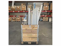 Pallet met verschillende houten accessoires en onderdelen teak eiken en mahogany - afbeelding 2 van  2