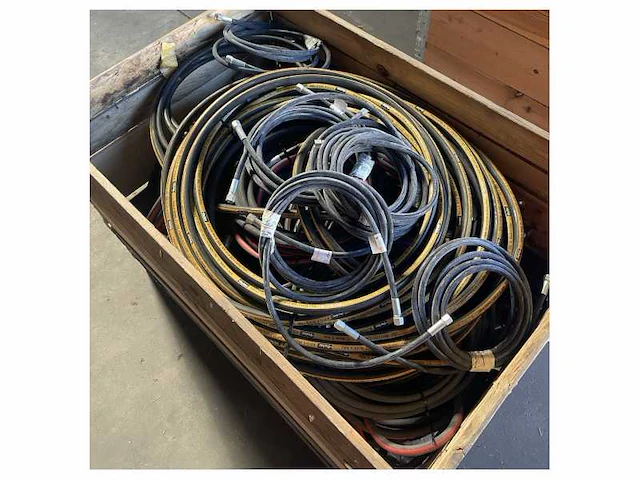 Pallet met verschillende hydrauliekslangen en onderdelen van - afbeelding 1 van  3