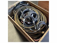 Pallet met verschillende hydrauliekslangen en onderdelen van - afbeelding 1 van  3