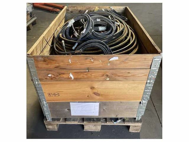 Pallet met verschillende hydrauliekslangen en onderdelen van - afbeelding 2 van  3