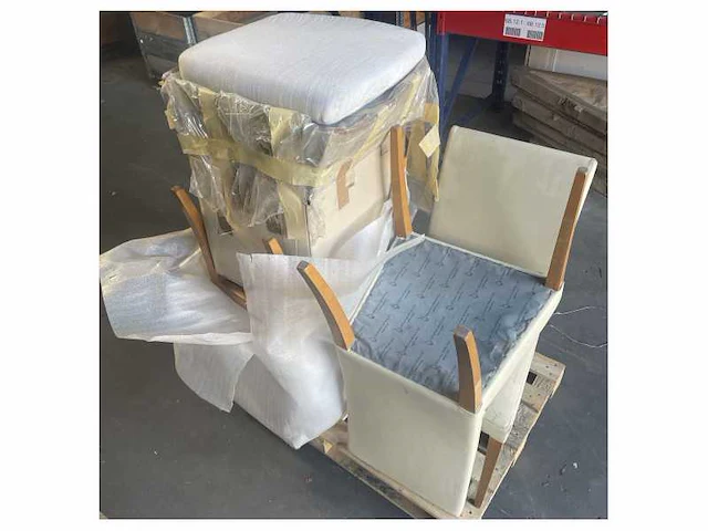 Pallet met verschillende italiaanse leren en kunststof design stoelen - afbeelding 1 van  2