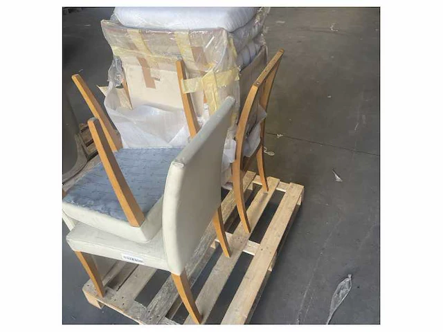 Pallet met verschillende italiaanse leren en kunststof design stoelen - afbeelding 2 van  2