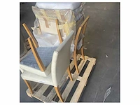 Pallet met verschillende italiaanse leren en kunststof design stoelen - afbeelding 2 van  2
