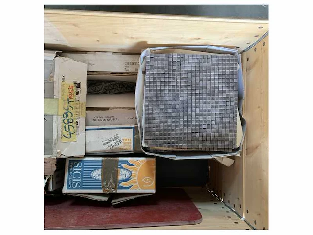 Pallet met verschillende italiaanse tegels en mozaiek - afbeelding 1 van  2