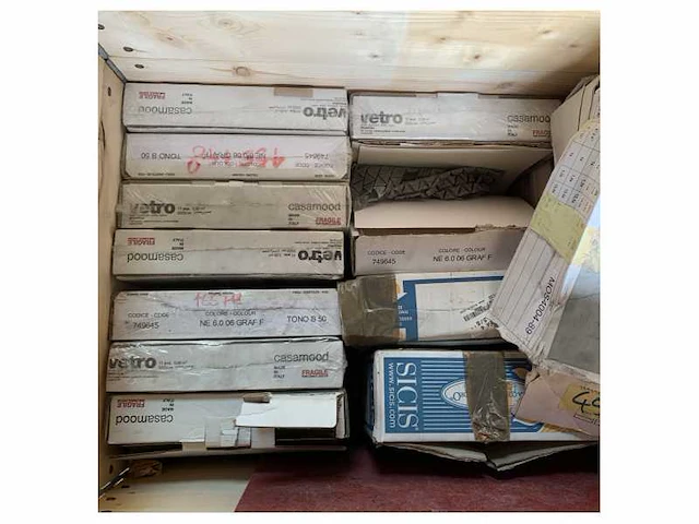 Pallet met verschillende italiaanse tegels en mozaiek - afbeelding 2 van  2
