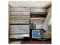 Pallet met verschillende italiaanse tegels en mozaiek - afbeelding 2 van  2