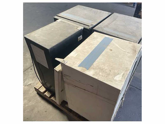 Pallet met verschillende koelkasten en wijnklimaatkasten en ijsmakers - afbeelding 1 van  2