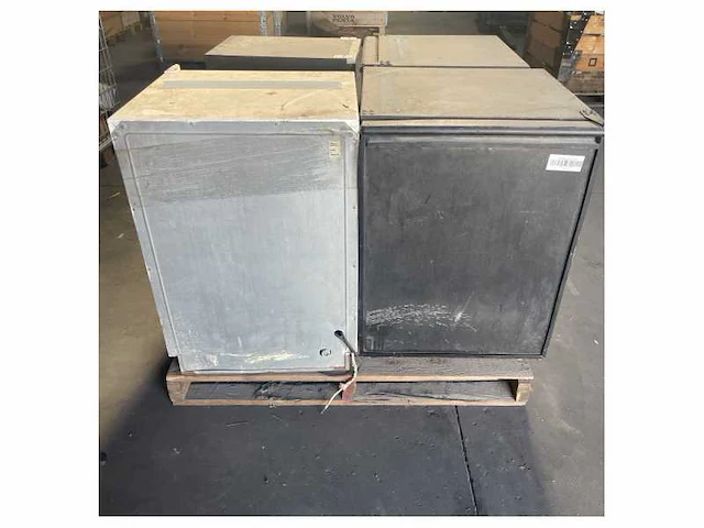 Pallet met verschillende koelkasten en wijnklimaatkasten en ijsmakers - afbeelding 2 van  2