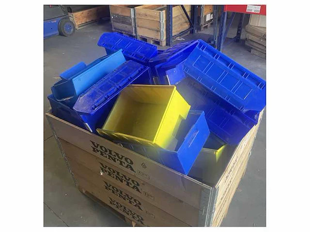 Pallet met verschillende magazijnbakken blauw en geel - afbeelding 1 van  3