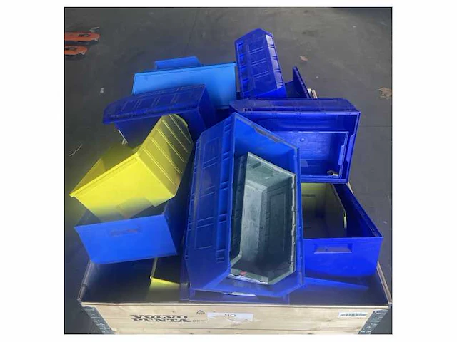 Pallet met verschillende magazijnbakken blauw en geel - afbeelding 2 van  3