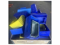 Pallet met verschillende magazijnbakken blauw en geel - afbeelding 2 van  3