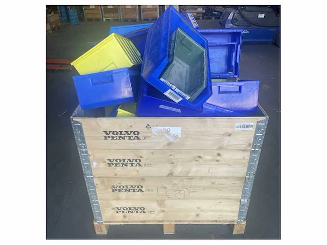 Pallet met verschillende magazijnbakken blauw en geel - afbeelding 3 van  3