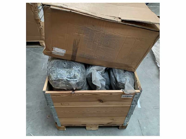 Pallet met verschillende maritieme isolatie en geisoleerde slangen - afbeelding 1 van  5