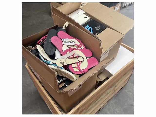 Pallet met verschillende maritieme slippers en bootschoenen - afbeelding 1 van  3
