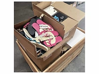 Pallet met verschillende maritieme slippers en bootschoenen - afbeelding 1 van  3