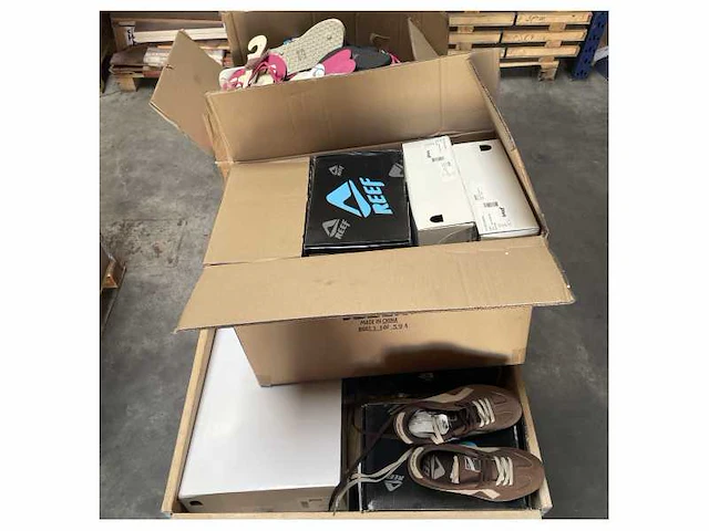 Pallet met verschillende maritieme slippers en bootschoenen - afbeelding 2 van  3