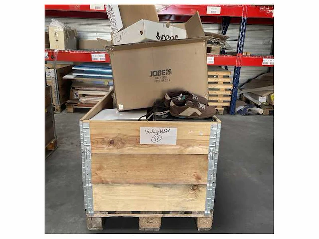 Pallet met verschillende maritieme slippers en bootschoenen - afbeelding 3 van  3