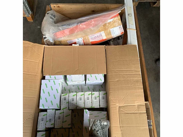 Pallet met verschillende onderdelen van wago - afbeelding 2 van  3
