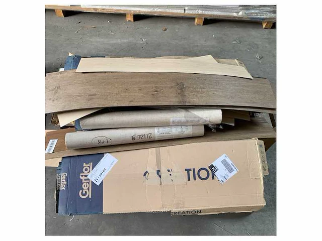 Pallet met verschillende pvc vloerdelen - afbeelding 1 van  3