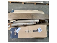 Pallet met verschillende pvc vloerdelen