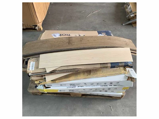 Pallet met verschillende pvc vloerdelen - afbeelding 2 van  3