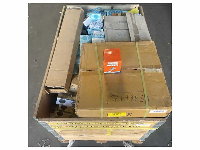Pallet met verschillende sanitaire onderdelen nieuw italiaans rvs chrome - afbeelding 1 van  2