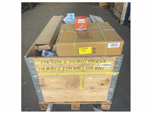 Pallet met verschillende sanitaire onderdelen nieuw italiaans rvs chrome - afbeelding 2 van  2