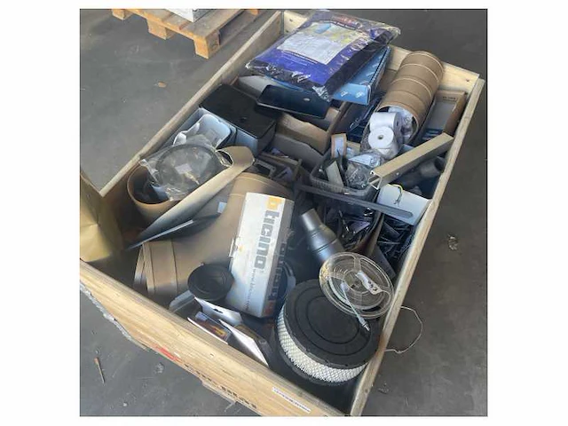 Pallet met verschillende scheepsartikelen waaronder filters talamex onderdelen volvo penta en overige - afbeelding 1 van  2
