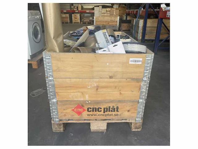 Pallet met verschillende scheepsartikelen waaronder filters talamex onderdelen volvo penta en overige - afbeelding 2 van  2