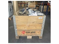 Pallet met verschillende scheepsartikelen waaronder filters talamex onderdelen volvo penta en overige - afbeelding 2 van  2