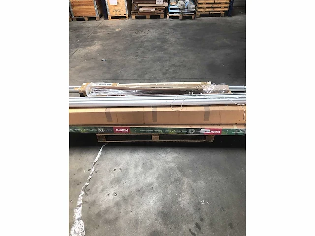 Pallet met verschillende vloerdelen | laminaat | pvc | carpet en overige vloerdelen | horren en verduistering - afbeelding 1 van  4