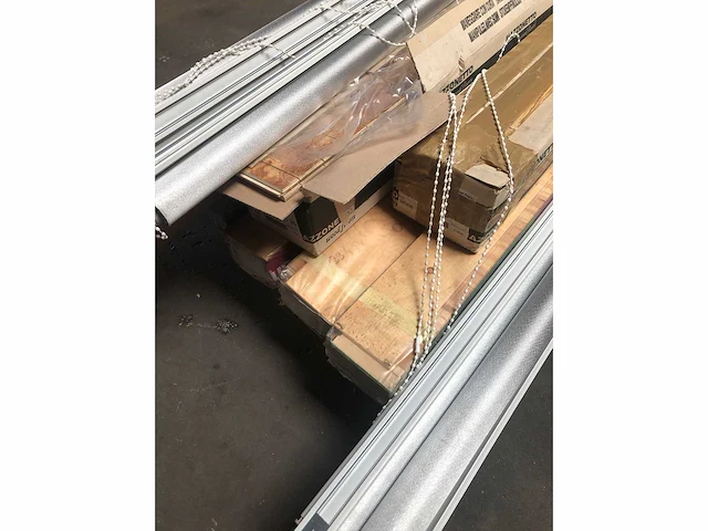 Pallet met verschillende vloerdelen | laminaat | pvc | carpet en overige vloerdelen | horren en verduistering - afbeelding 2 van  4