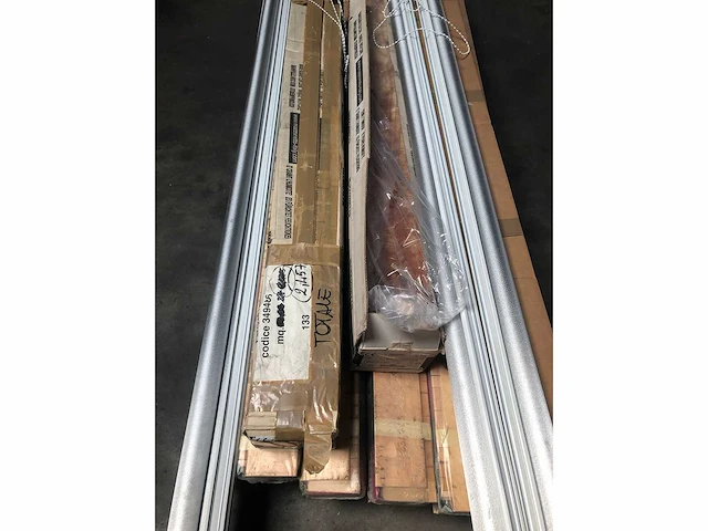 Pallet met verschillende vloerdelen | laminaat | pvc | carpet en overige vloerdelen | horren en verduistering - afbeelding 3 van  4