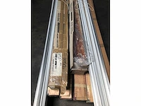 Pallet met verschillende vloerdelen | laminaat | pvc | carpet en overige vloerdelen | horren en verduistering - afbeelding 3 van  4