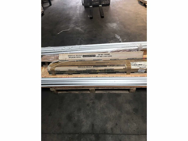 Pallet met verschillende vloerdelen | laminaat | pvc | carpet en overige vloerdelen | horren en verduistering - afbeelding 4 van  4