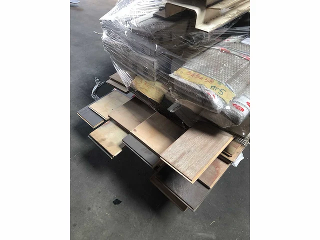 Pallet met verschillende vloerdelen | laminaat | pvc | carpet en overige vloerdelen - afbeelding 2 van  5