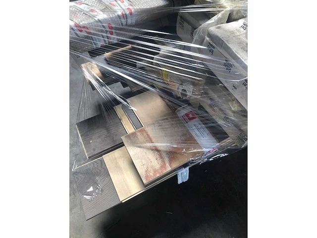 Pallet met verschillende vloerdelen | laminaat | pvc | carpet en overige vloerdelen - afbeelding 3 van  5