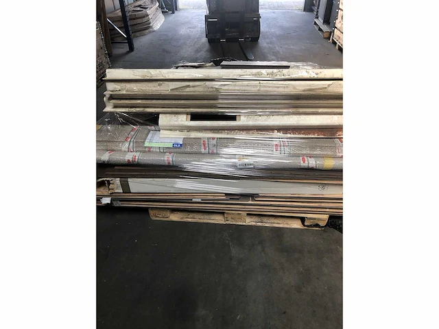 Pallet met verschillende vloerdelen | laminaat | pvc | carpet en overige vloerdelen - afbeelding 5 van  5