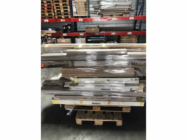 Pallet met verschillende vloerdelen | laminaat | pvc | carpet en overige vloerdelen - afbeelding 1 van  4
